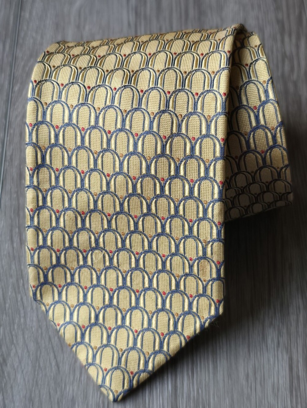JoS A Bank 100% Silk Tie Gold Scallop Geometric Made in Italy Necktie 3" Wide
